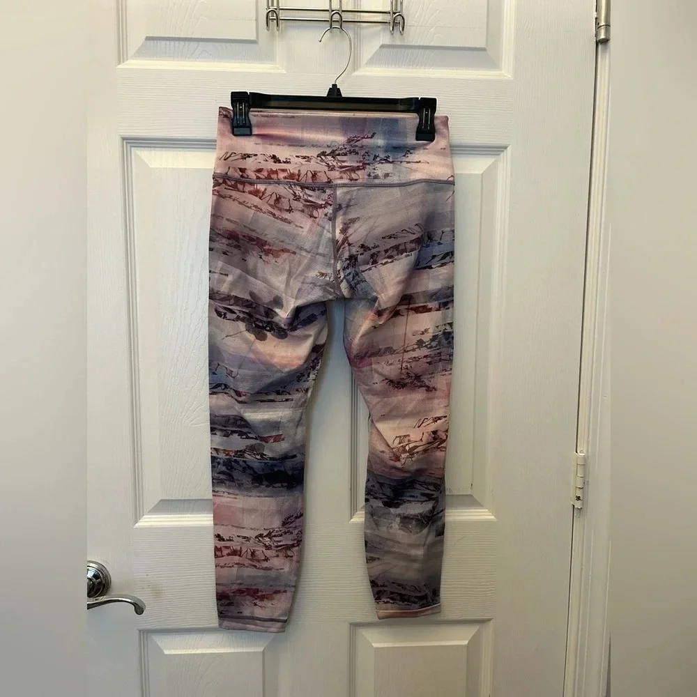 ! Lululemon Wunder Under High Rise 7/8 Tight size 8